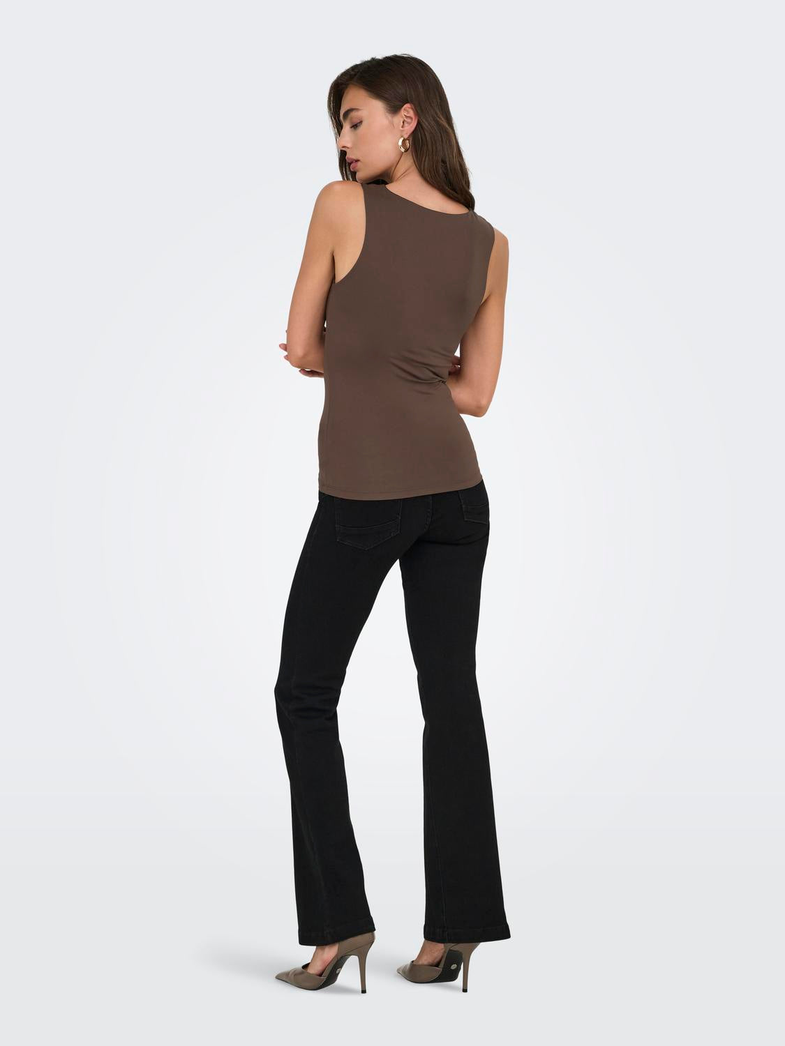 model_shot-back